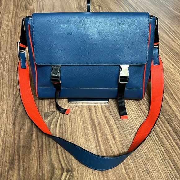 A188 - ๐ฏ % authentic Prada messenger crossbody bag - Picture 4 of 16